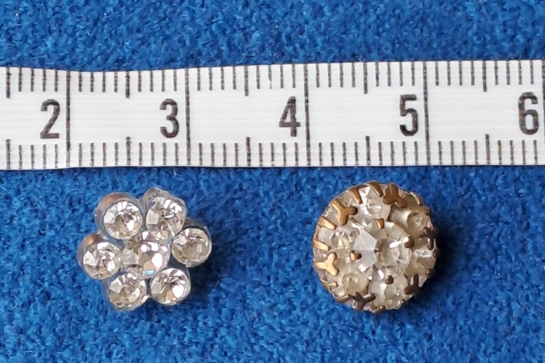 12 petits boutons en strass. 7 collées sur du plastique et 5 fixées au métal avec des griffes. Plastique Mid-Century, métal ancien. Verre de cristal. image 3