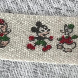 Walt Disney kinderlint. Bedrukt katoenen lint. jaren 1950. Mickey Mouse, Donald Duck en anderen. Versiering met Disney-figuren. Voor knutselen. Doe-het-zelf.