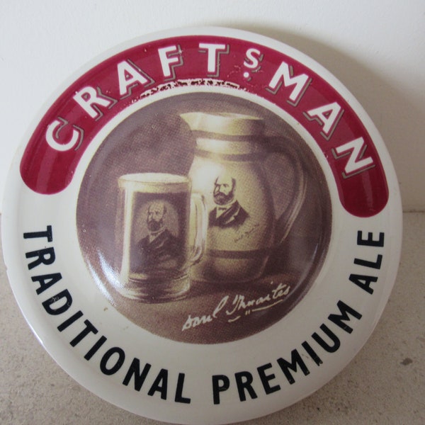 Vintage Keramik Handwerker traditionelle Premium Ale Bier Pumpe Clip Abzeichen Werbung Zeichen Mann Höhle