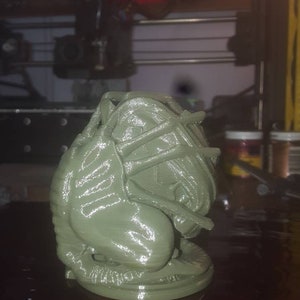 Face hugger pen holder