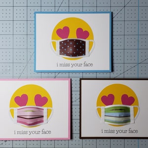 Heart-Eyes Emoji met geplooid gezichtsmasker - "Ik mis je gezicht" Kaart