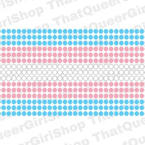 Può includere: Una bandiera del pride transgender composta da cerchi blu, rosa e bianchi. La bandiera è una rappresentazione della comunità transgender.