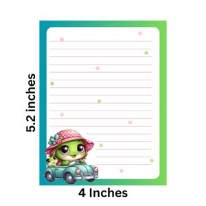 Puede incluir: Un bloc de notas rayado, de 13,2 cm de alto y 10,2 cm de ancho, con una tortuga de dibujos animados conduciendo un coche color turquesa. La tortuga lleva un sombrero rosa y está acompañada por una tortuga más pequeña. El bloc de notas tiene un borde verde y azul con lunares rosas y verdes.