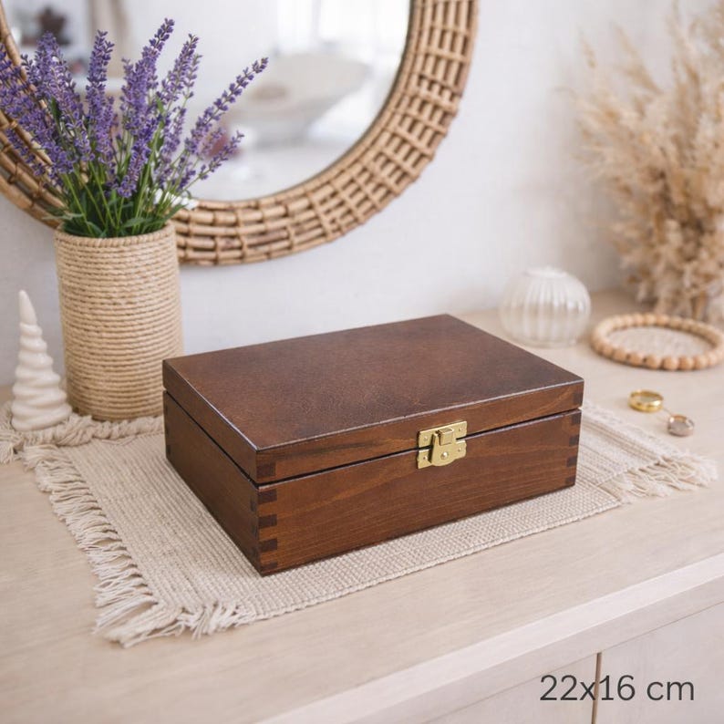 Braune Holzbox 22x16x8cm, Naturholz, Kiefernholz, Hochzeit Weihnachten Geschenk, braune Holzschatulle mit Deckel und Verschluss Schmuck image 1