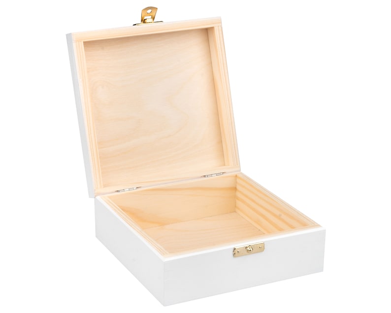 Pu&ograve; includere: Una scatola di legno bianca con un coperchio incernierato e una chiusura dorata. La scatola &egrave; aperta e l'interno &egrave; vuoto.