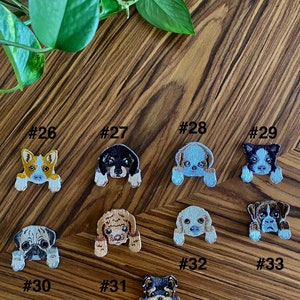 Puede incluir: Un conjunto de 10 parches bordados para planchar que representan diferentes razas de perros. Los parches son de varios colores y estilos, incluyendo un carlino, un golden retriever, un dachshund, un chihuahua y un boxer.
