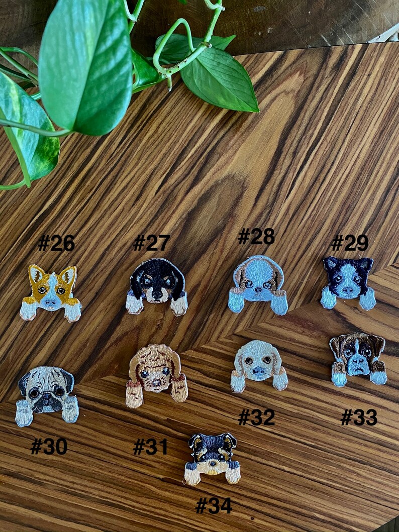 Puede incluir: Un conjunto de 10 parches bordados para planchar que representan diferentes razas de perros. Los parches son de varios colores y estilos, incluyendo un carlino, un golden retriever, un dachshund, un chihuahua y un boxer.