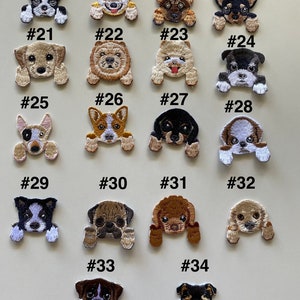 Puede incluir: Treinta y cuatro parches bordados para planchar que representan diferentes razas de perros asom&aacute;ndose por encima de una superficie. Los parches est&aacute;n numerados del 17 al 34.