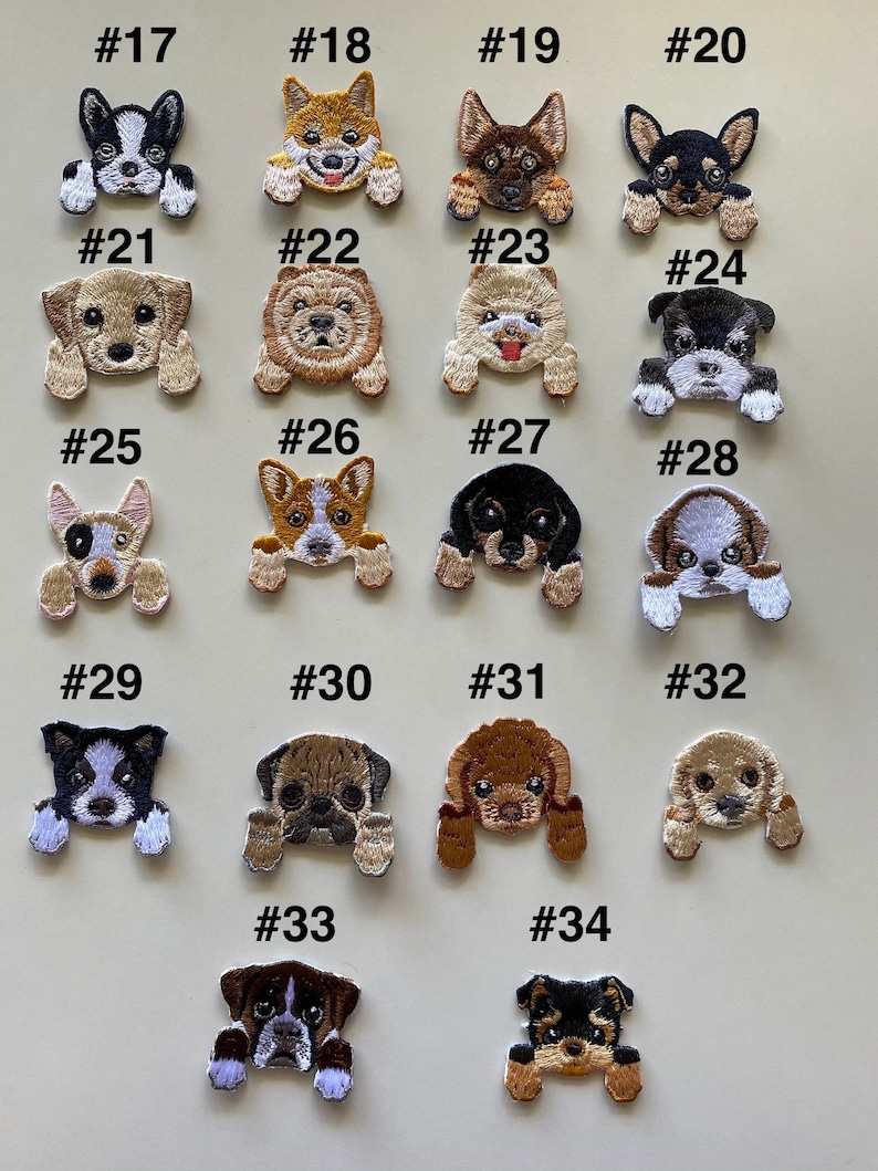 Puede incluir: Treinta y cuatro parches bordados para planchar que representan diferentes razas de perros asom&aacute;ndose por encima de una superficie. Los parches est&aacute;n numerados del 17 al 34.