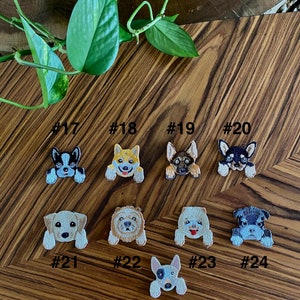 Puede incluir: Un conjunto de 9 parches bordados para planchar que representan diferentes razas de perros. Los parches tienen un estilo similar, con los perros mirando desde detr&aacute;s de un borde blanco. Los parches est&aacute;n numerados del 17 al 25.