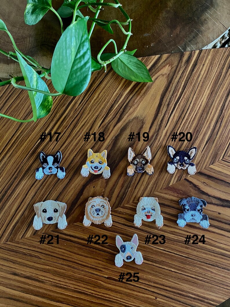 Puede incluir: Un conjunto de 9 parches bordados para planchar que representan diferentes razas de perros. Los parches tienen un estilo similar, con los perros mirando desde detr&aacute;s de un borde blanco. Los parches est&aacute;n numerados del 17 al 25.