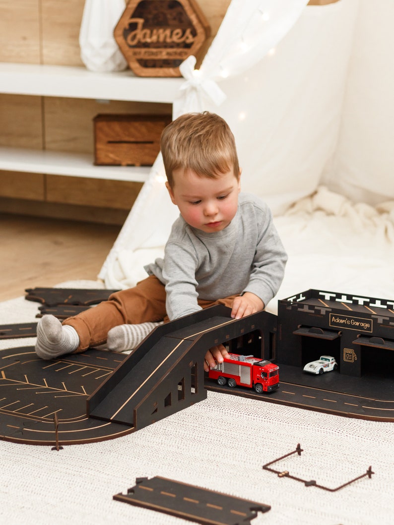 Pista de carretera de coche de madera, regalo de cumpleaños personalizado, regalo para niños, regalo para niños pequeños, juguetes de madera, regalos de Navidad para niños, Montessori imagen 7