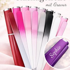 Könnte beinhalten: Eine Auswahl personalisierter Glasnagelfeilen in verschiedenen Farben, darunter Rot, Rosa, Weiß und Schwarz. Die Feilen haben eine silberfarbene Metallverkleidung. Der Name "Sophie" ist auf einer lila Feile abgebildet. Der Text ist auf Deutsch.