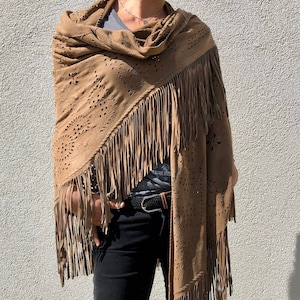 Xale de pele de cordeiro feito à mão em cinza-claro, bege, franjas, moda, couro, acessório, original, único, cachecol de couro, roupas de camurça