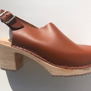 Zoccolo in pelle di cammello svedese, suola in legno, con flangia, cinturino, zoccolo suola in legno, con cinturino, moda, tendenza 2023, tacco alto, tacco alto