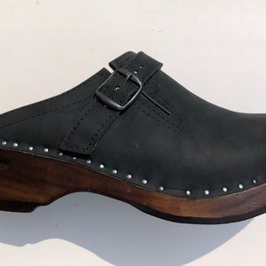 Zoccoli svedesi nabuk nero, pelle scamosciata, legno, tacco basso, zoccolo, zoccolo da donna, fatto a mano, moda, moda, zoccoli, zoccolo, zoccolo, tendenza, pelle