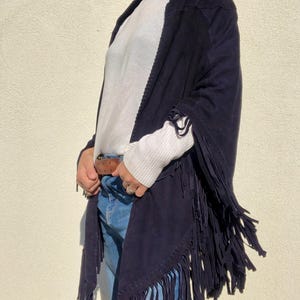 Xale de pele de cordeiro feito à mão azul meia-noite, luxo, natal, franjas, moda, couro, acessório, original, único, cachecol de couro, camurça, camurça, pele