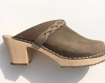 Sabots suédois taupe nubuck avec tresse, haut talon, clogs, semelle bois, mode, fait main, sabots suédois, sabot femme, high heel, wood sole