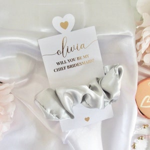 Regalo de dama de honor principal / Will You Be My Chief Bridesmaid / Scrunchie de satén grande / Corbata elástica para el cabello de mujer / Accesorio para dormir / Regalo de dama de honor / A02
