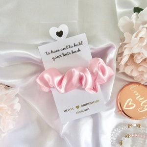 Om te hebben en vast te houden uw haar terug / bruidsfeest haar accessoire geschenken / bruid Squad Scrunchie / Hen Party gunsten / grote satijnen scrunchie / A02