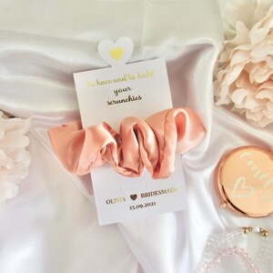 Om te hebben en houden uw scrunchies / bruidsfeest haar accessoire geschenken / bruid Squad Scrunchie / hen partij gunsten / grote satijnen scrunchie / A02