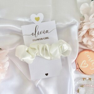 Personalisiertes Blumenmädchen Scrunchie/ Geschenke für Blumenmädchen/ Geschenke für Brautparty/ Großer Satin Scrunchie/ A02