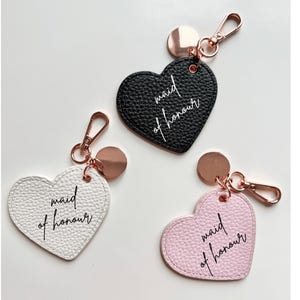 Benutzerdefinierte Trauzeugin Herz Schlüsselanhänger / werden Sie mein Vorschlag Box Filler Schlüsselclip sein / Kunstleder Taschenanhänger / Initialen Schlüsselanhänger / Geschenk für Sie