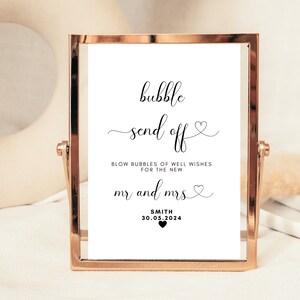 Puede incluir: Un cartel blanco con texto negro en un marco dorado. El cartel dice "bubble send off" con un s&iacute;mbolo de coraz&oacute;n. Debajo del texto dice "Blow bubbles of well wishes for the new mr and mrs Smith 30.05.2024" con un s&iacute;mbolo de coraz&oacute;n.