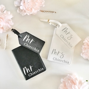 Soporte de pasaporte personalizado / Conjunto de etiquetas de equipaje / Estuche de pasaporte personalizado / Monedero de tarjeta / Nuevo regalo de pareja / Sr / Sra. / Accesorios de luna de miel / A09 / A22
