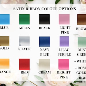 Puede incluir: Un gr&aacute;fico que muestra las opciones de color de cinta de sat&eacute;n. Los colores incluyen azul, verde, negro, rosa claro, marr&oacute;n, dorado, plateado, azul marino, lila, verde menta, naranja, rojo, crema, rosa brillante, blanco, oro rosa y hilo negro y blanco.