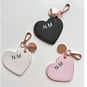 Llavero con monograma personalizado en forma de corazón/colgante de cuero sintético para bolso/llavero con iniciales/regalo para ella/cumpleaños/dama de honor/regalo para novia