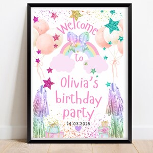 Puede incluir: Un cartel de bienvenida rosa y blanco con un arco&iacute;ris, estrellas y globos. El texto dice "Bienvenido a la fiesta de cumplea&ntilde;os de Olivia 24.03.2025".