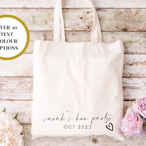 Könnte beinhalten: Weiße Stofftasche mit dem Text "sarah's hen party OCT 2022" und einem kleinen Herz.