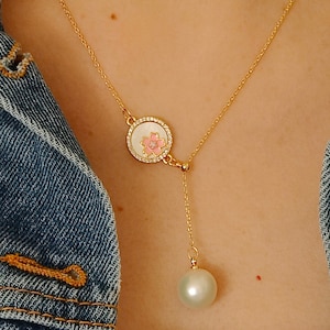 Floral Mother of pearl Shell Pendant Necklace，Baroque Pearl Pendant 14K gold filled chain，White and round pendant，Gift for Her