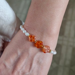 Floral carnelian bracelet, Orange Carnelian Natural Stone bracelet, Baroque freshwater bracelet, handmade adjustable bracelet, Gift for her