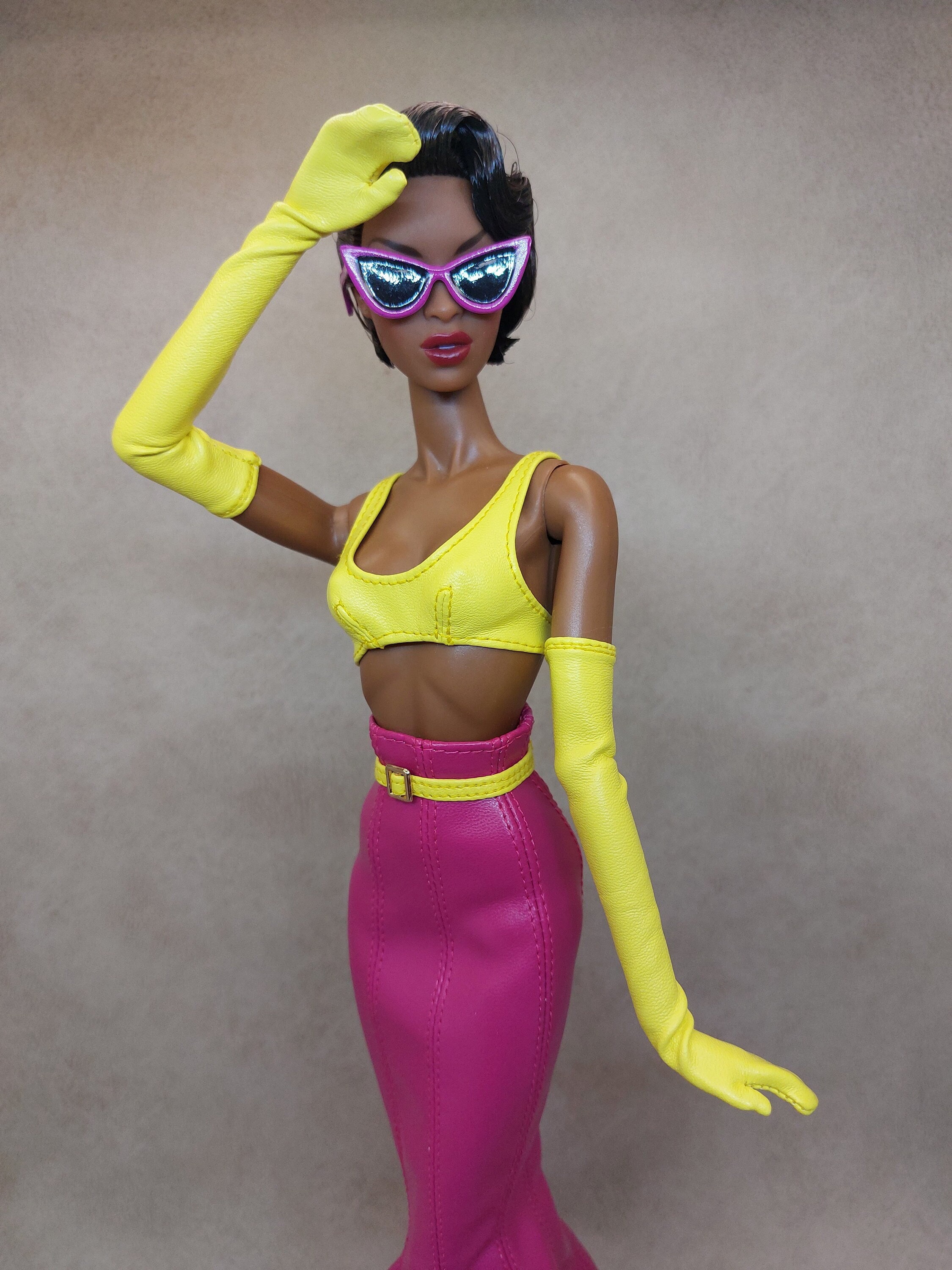 Ropa para barbie con guantes hotsell