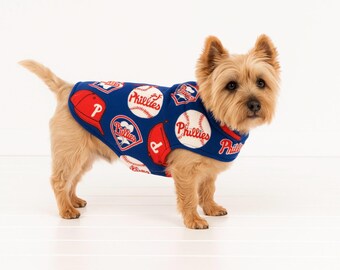 Chaqueta polar para perro hecha a mano de los Philadelphia Phillies – Talla pequeña HECHA EN EE. UU.