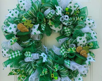 Corona de tréboles hecha a mano para el Día de San Patricio con macetas doradas, decoración irlandesa