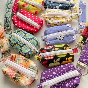 Llavero, bolso de mano, minibolso, porta bálsamo labial, tarjetero, porta tampones y monedero.