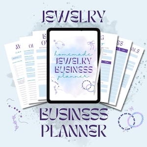 Può includere: Un pianificatore digitale per attività di gioielleria su tablet, circondato da fogli di pianificazione stampabili. Il tablet mostra "homemade JEWELRY BUSINESS planner" in viola e verde acqua. Le parole "JEWELRY" e "BUSINESS PLANNER" sono in alto e in basso.