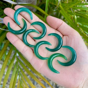 Green Onyx Crescent Moon Pendant: DIY Jewelry Supplies, 30mm