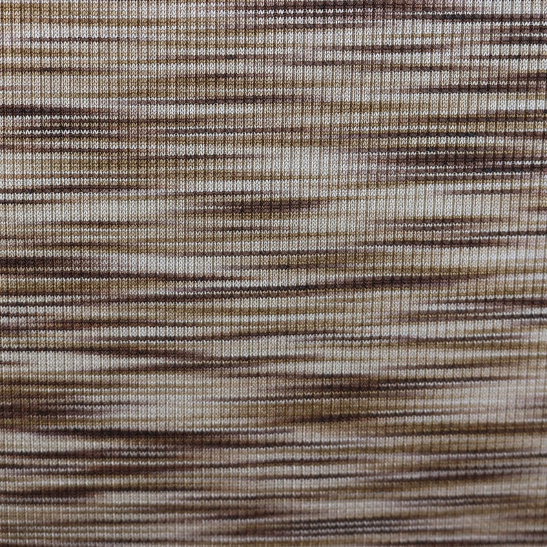 Op de afbeelding: Close-up van een bruin en wit gestreepte stof met een subtiel textuurpatroon.