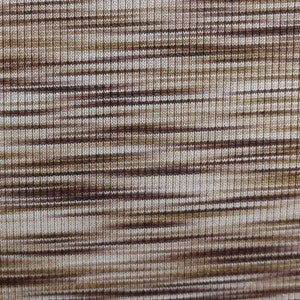 Op de afbeelding: Close-up van een bruin en wit gestreepte stof met een subtiel textuurpatroon.
