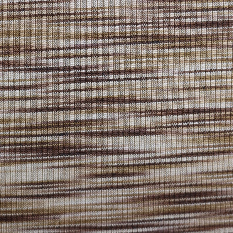 Op de afbeelding: Close-up van een bruin en wit gestreepte stof met een subtiel textuurpatroon.