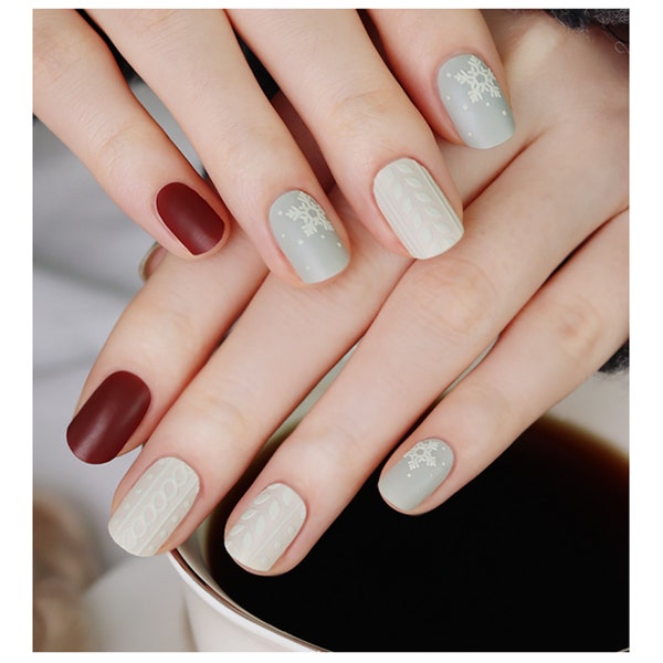 Snowflake Knit 45719 - Zipkok® Gel Nail Strips 20 Nail Art Stickers in 10 Sizes Mini nail file included