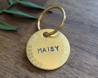 Étiquettes de chien estampillées à la main personnalisées - Sans Serif Font Gold Handmade Engraved Metal Brass Circle Tag