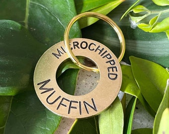 Etiqueta de perro de anillo de latón - Etiqueta de identificación de mascota SÓLIDA grabada de 2 mm - Etiqueta de círculo de latón de metal de fuente estándar hecha a mano de oro