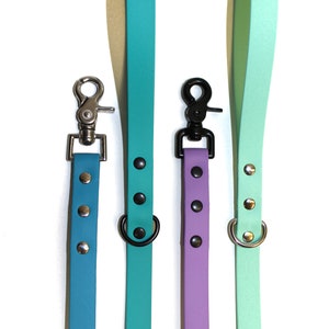 Puede incluir: Tres correas para perros en diferentes colores: azul verdoso, turquesa y lavanda. Cada correa tiene un clip de metal y un anillo en el extremo.