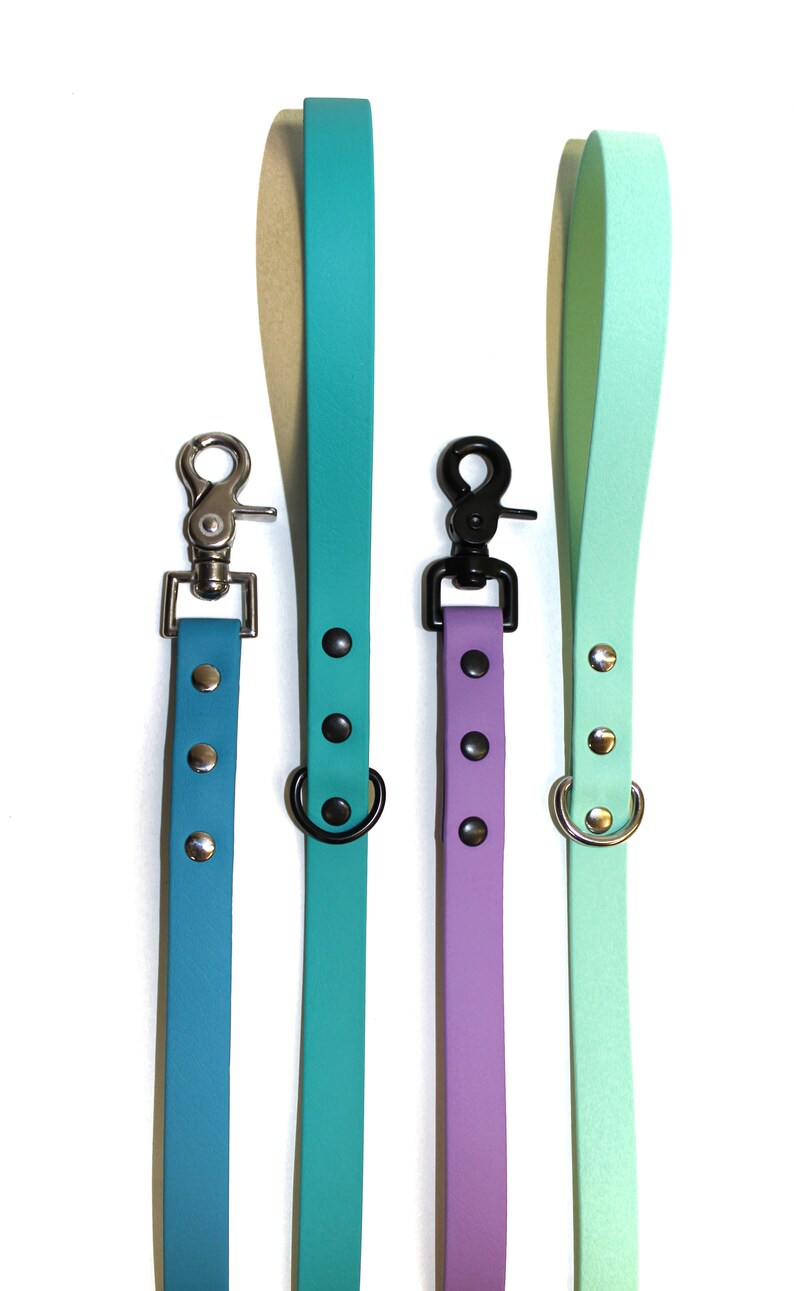 Puede incluir: Tres correas para perros en diferentes colores: azul verdoso, turquesa y lavanda. Cada correa tiene un clip de metal y un anillo en el extremo.