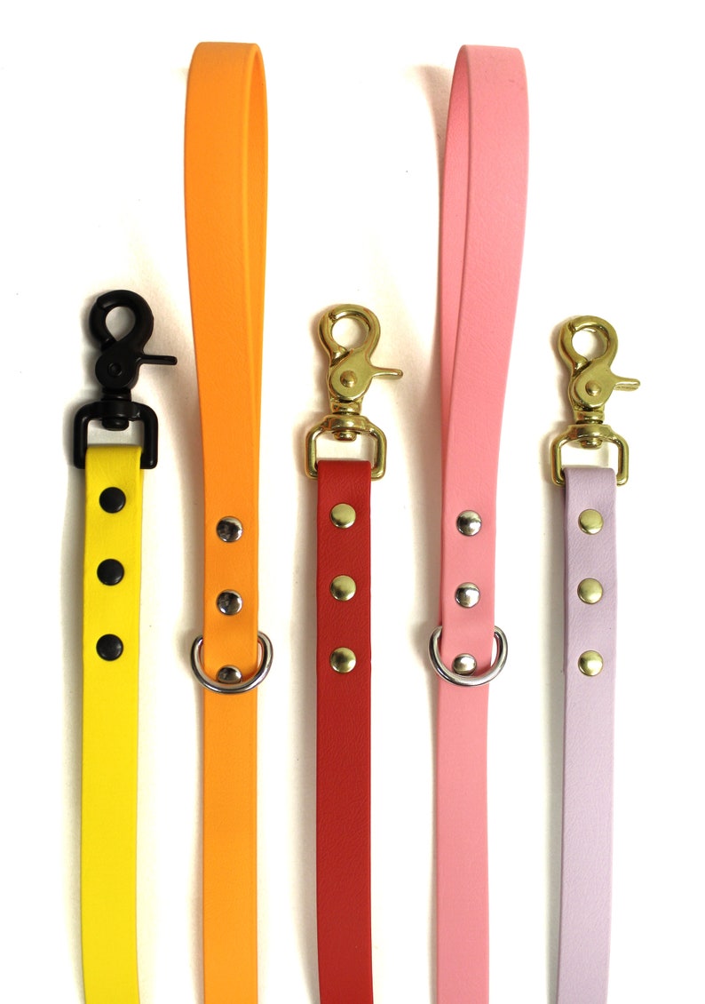 Puede incluir: Cuatro correas para perros en diferentes colores: amarillo, naranja, rojo y rosa. Cada correa tiene un anillo de metal y un broche de metal. Las correas est&aacute;n hechas de un material liso y similar al caucho.